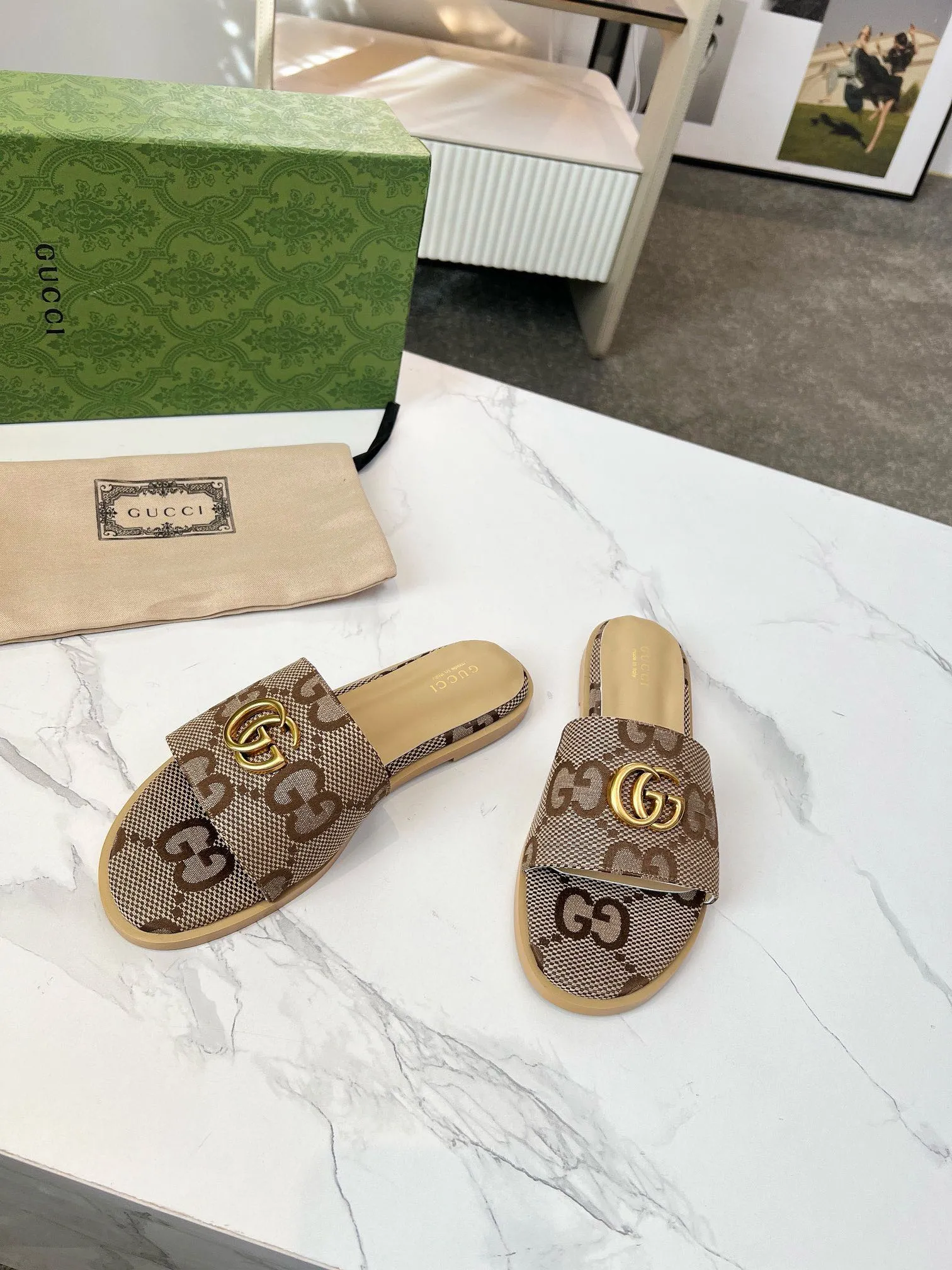 👟👟Ex-factory price 380👟👟 GUCCl 2025 spring and summer new style casual interlocking double G sandals for women. This piece is from the Gucci Lido collection, and its design is inspired by the summer style and beach clubs of the Italian coast. Archive designs from the 1970s infuse the brand with glory. Get inspired by this iconic era. The "Gucci March of Love" series continues to explore the aesthetic connotation of the brand's archived logos in a new way, while at the same time embracing the classic elegance and charm. Code Number: 35-43#